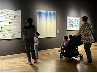 광주시립미술관 2024 여름 특별전 '우주의 언어-수 x 한국미술명작' 관람객 모습. /제공 광주시립미술관